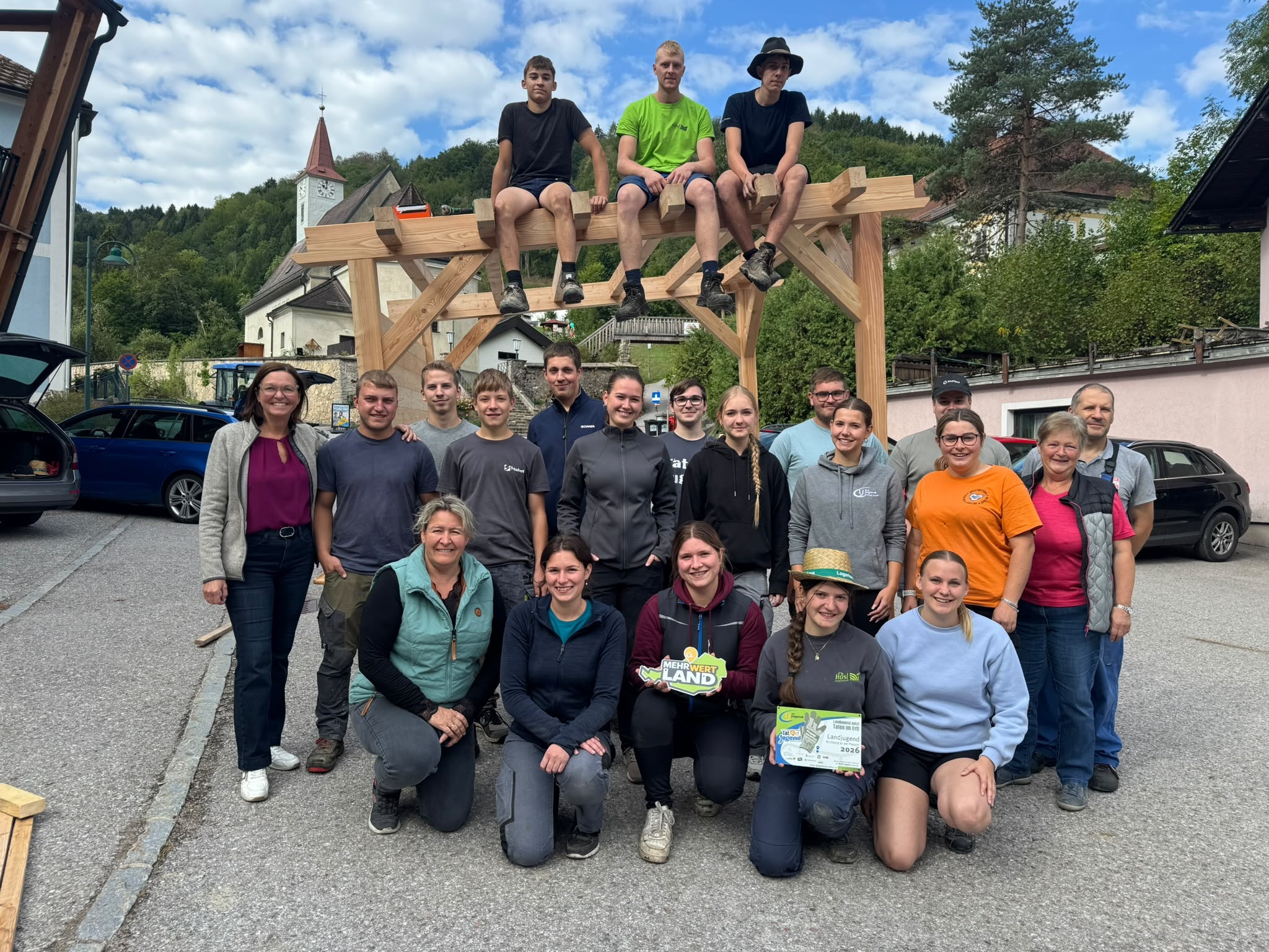 Landjugend-Gruppe mit Holzkonstruktion in Obervellach, Kärnten