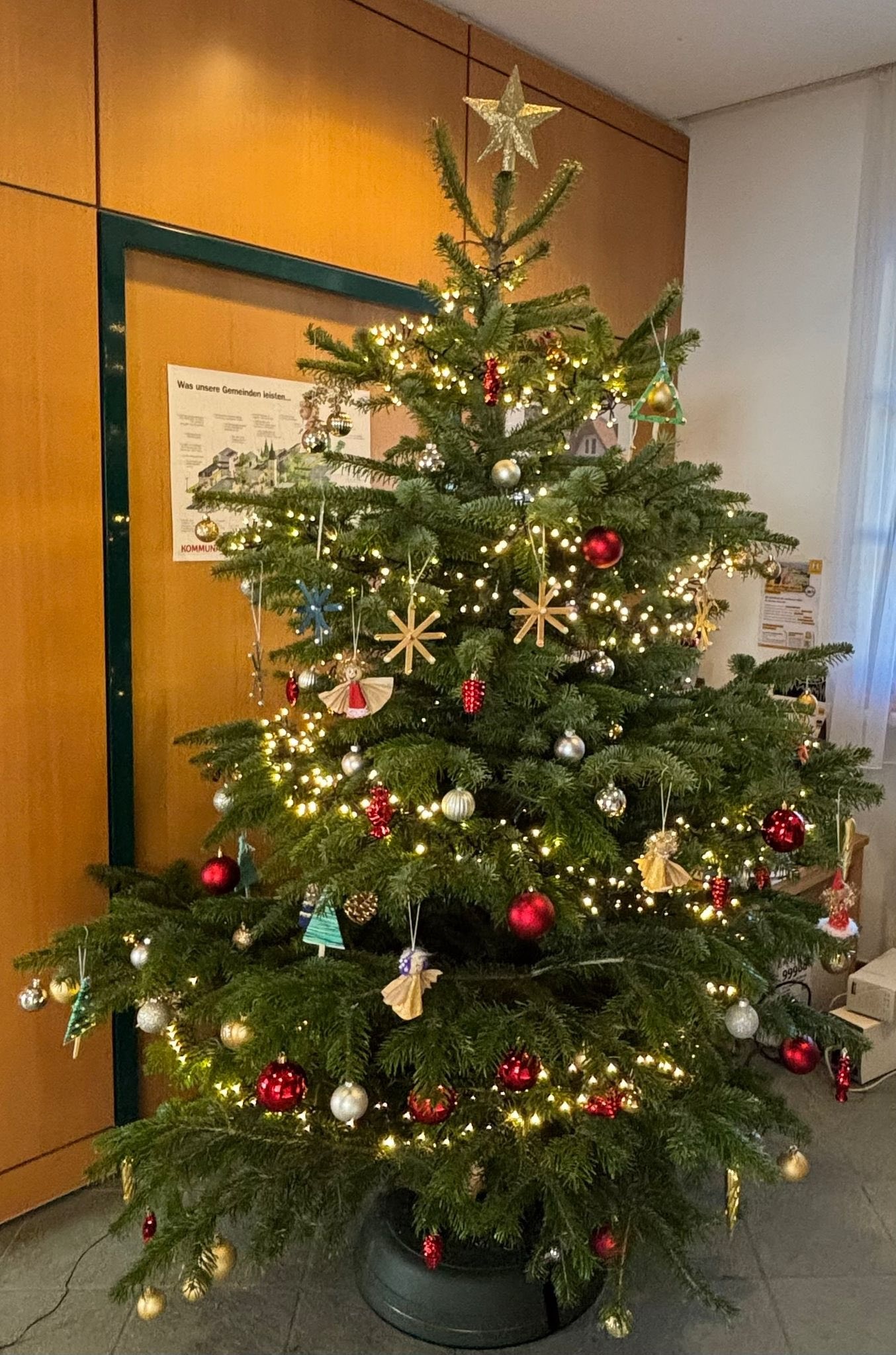 Christbaum lässt Amt erstrahlen