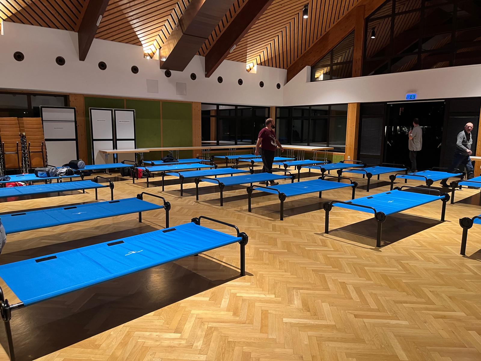 © FF-Loich Feldbetten in einer Halle