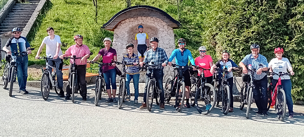 Viele Menschen mit Fahrrädern vor einem Brunnen.