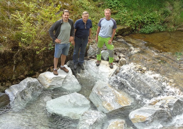 Am Bild begutachten (von links) Lokalbauführer Johannes Daxböck, Bürgermeister Anton Grubner und Vorarbeiter Herbert Gerstl den Baufortschritt.