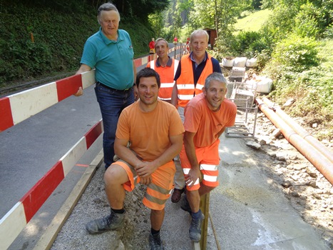 Am Bild (1. Reiche von Links) Markus Riedl, Alfred Gubi sowie (2. Reihe von Links) Bürgermeister Anton Grubner, Martin Wutzl und Baustellenleiter Walter Ortner.